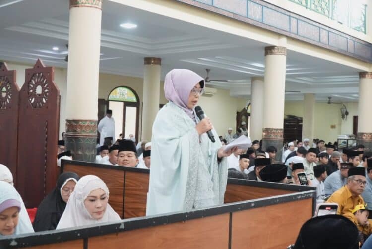 Bupati Pandeglang Raden Dewi Setiani, menyampaikan sambutan usai pelaksanaan Solat Idulfitri 1447 Hijriyah, di Masjid Agung Ar-Rahman, Pandeglang, Sabtu (21/3/2026). (ISTIMEWA)