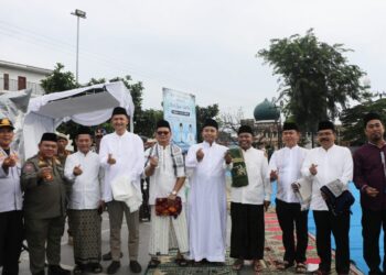 Wabup Serang Najib Hamas, foto bersama usai mendirikan solat Idulfitri 1447, Sabtu (21/3/2026). (ISTIMEWA)