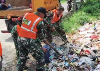 Satgas Sampah Koramil Mauk Bersihkan Tumpukan Sampah Pasca Lebaran