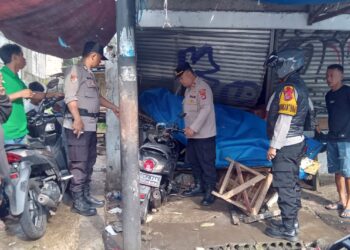 Tabrak Warung di Panongan, Pengendara Scoopy Terluka