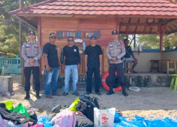 Petugas pengamanan Pantai Camara Homestay, berjaga dan patroli di area pantai, serta melakukan penjagaan untuk mengantisipasi hal - hal yang tidak diinginkan, Selasa (24/3/2026). (ISTIMEWA)