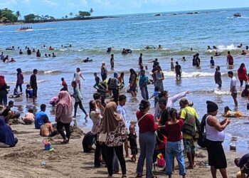 RAMAI : Lokasi wisata Pantai Anyar, di hari terakhir libur lebaran masih ramai dikunjungi wisatawan. (ISTIMEWA)