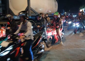 ARUS BALIK: Jalan Raya Serang, Kecamatan Cikupa, dipadati warga yang kembali merantau usai mudik ke kampung halaman dengan menggunakan sepeda motor, Selasa (24/3/2026). (ALFIAN/SATELIT NEWS)