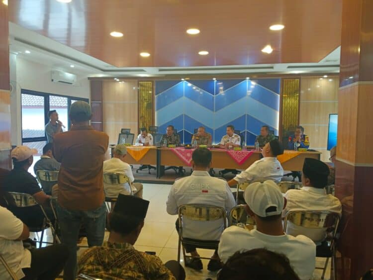 Warga Gruduk Mapolsek Kronjo Protes Penangkapan Anggota Karang Taruna