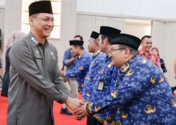 MENYALAMI PEGAWAI : Sekda Banten menyalami pegawai struktural yang dilantik beberapa waktu lalu. Saat ini, Pemprov Banten sedang menerapkan kebijakan WFA hingga tiga hari kedepan, otomatis hanya sekira 50 persen pegawai Pemprov Banten yang masuk kantor. (ADIB/SATELITNEWS.COM)