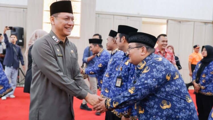 MENYALAMI PEGAWAI : Sekda Banten menyalami pegawai struktural yang dilantik beberapa waktu lalu. Saat ini, Pemprov Banten sedang menerapkan kebijakan WFA hingga tiga hari kedepan, otomatis hanya sekira 50 persen pegawai Pemprov Banten yang masuk kantor. (ADIB/SATELITNEWS.COM)