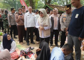 MONITORING - Bupati Pandeglang Raden Dewi Setiani, didampingi sejumlah pejabat terkait dan jajaran Forkopimda, monitoring lokasi wisata Pantai Carita, Rabu (25/3/2026). (ISTIMEWA)