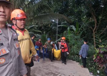 Tim SAR gabungan, mengevakuasi korban tenggelam di lokasi Wisata Pesona Curug Goong, Kecamatan Mandalawangi, Kabupaten Pandeglang, Rabu (25/3/2026). (ISTIMEWA)