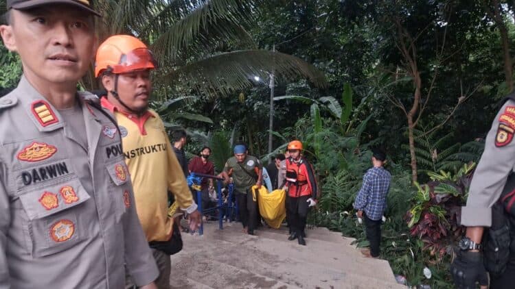 Tim SAR gabungan, mengevakuasi korban tenggelam di lokasi Wisata Pesona Curug Goong, Kecamatan Mandalawangi, Kabupaten Pandeglang, Rabu (25/3/2026). (ISTIMEWA)