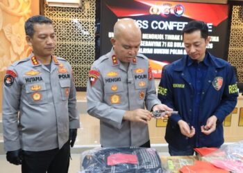 MENUNJUKKAN BARANG BUKTI : Kapolda Banten Irjenpol Hengki menunjukkan barang bukti senpi ilegal. (ISTIMEWA)