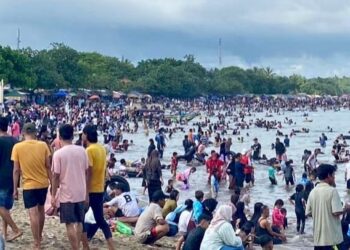 DIPADATI WISATAWAN : Sejumlah lokasi wisata pantai di Kabupaten Serang dipadati wisatawan. (ISTIMEWA)