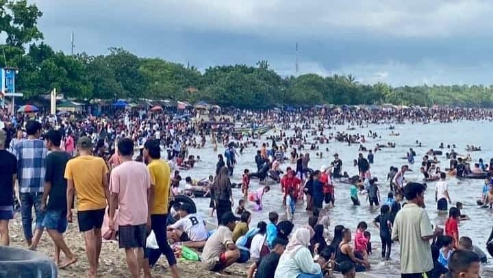 DIPADATI WISATAWAN : Sejumlah lokasi wisata pantai di Kabupaten Serang dipadati wisatawan. (ISTIMEWA)