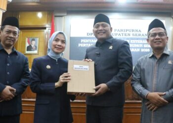 MENYERAHKAN DOKUMEN LKPJ : Bupati Serang Ratu Rachmatizakiyah (dua dari kiri) menyerahkan dokumen LKPJ kepada Ketua DPRD Kabupaten Serang Bahrul Ulum. (ISTIMEWA)