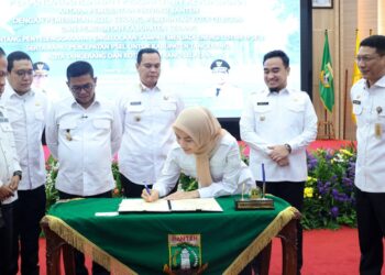 Gubernur Banten Andra Soni, menyaksikan penandatanganan MoU dalam mengatasi persoalan sampah. (ISTIMEWA)