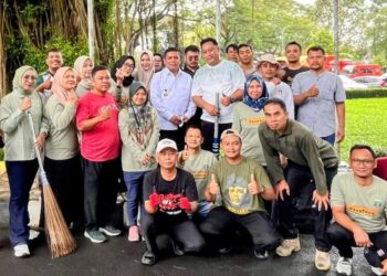 BERSAMA PEGAWAI : Gubernur Banten Andra Soni (tengah) bersama pegawai BPKAD usai meninjau program Jumsih. (ISTIMEWA)