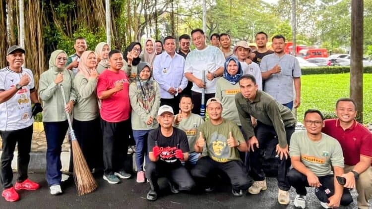 BERSAMA PEGAWAI : Gubernur Banten Andra Soni (tengah) bersama pegawai BPKAD usai meninjau program Jumsih. (ISTIMEWA)