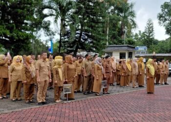 APEL PAGI : Sejumlah pegawai Pemprov Banten mengikuti apel pagi. Rencananya, Pemprov Banten bakal menerapkan kebijakan WFH sekali dalam sepekan sebagaimana rencana Pemerintah Pusat.(DOKUMEN/SATELITNEWS.COM)
