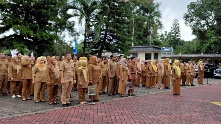 APEL PAGI : Sejumlah pegawai Pemprov Banten mengikuti apel pagi. Rencananya, Pemprov Banten bakal menerapkan kebijakan WFH sekali dalam sepekan sebagaimana rencana Pemerintah Pusat.(DOKUMEN/SATELITNEWS.COM)