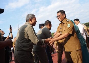 BERSALAMAN : Gubernur Banten Andra Soni bersalaman dengan pegawai dilingkungan Pemprov Banten. Diacara itu, Andra Soni mengingatkan kepada para pegawai agar melakukan penghematan energi. (ISTIMEWA)