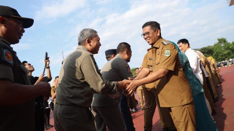 BERSALAMAN : Gubernur Banten Andra Soni bersalaman dengan pegawai dilingkungan Pemprov Banten. Diacara itu, Andra Soni mengingatkan kepada para pegawai agar melakukan penghematan energi. (ISTIMEWA)