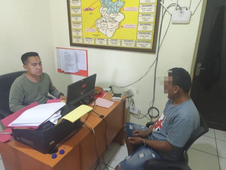 DIPERIKSA - Pelaku pencurian motor di Pamarayan, tengah menjalani pemeriksaan di Mapolsek. (ISTIMEWA)