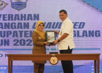 SERAHKAN LKPD - Bupati Pandeglang Raden Dewi Setiani, serahkan LKPD Unaudited Tahun 2025 Ke BPK Perwakilan Provinsi Banten. (ISTIMEWA)
