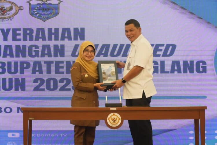 SERAHKAN LKPD – Bupati Pandeglang Raden Dewi Setiani, serahkan LKPD Unaudited Tahun 2025 Ke BPK Perwakilan Provinsi Banten. (ISTIMEWA)