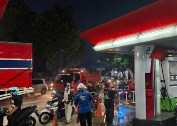 Khawatir BBM Naik, SPBU Bugel Kabupaten Tangerang Diserbu Warga