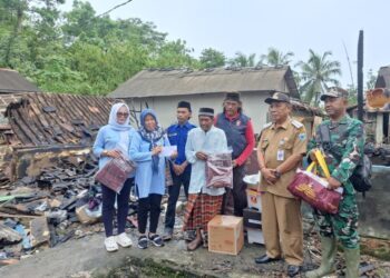 SALURKAN BANTUAN - Dinsos Kabupaten Pandeglang, didampingi aparatur desa dan kecamatan setempat, menyalurkan bantuan untuk korban kebakaran, Rabu (4/3/2026). (ISTIMEWA)