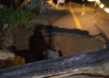 JEMBATAN AMBROL - Bangunan jembatan ambrol di Cigeulis, Kabupaten Pandeglang, telah dipasang garis pembatas. (ISTIMEWA)