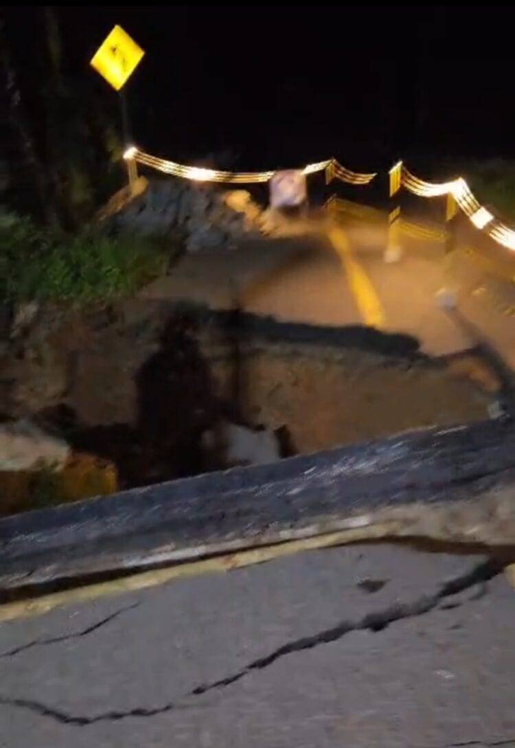 JEMBATAN AMBROL - Bangunan jembatan ambrol di Cigeulis, Kabupaten Pandeglang, telah dipasang garis pembatas. (ISTIMEWA)