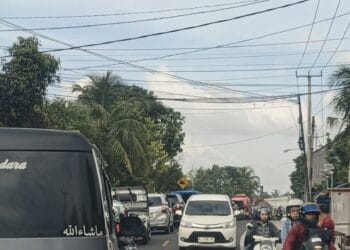 Kemacetan di jalur Kadubanen - Cipacung, akibat volume kendaraan menuju lokasi wisata mulai meningkat, Selasa (24/3/2026). (MARDIANA/SATELITNEWS.COM)