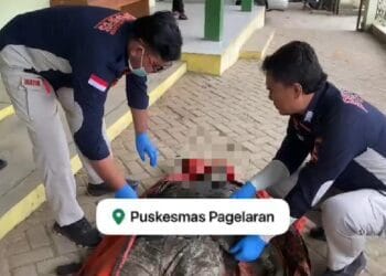 Sesosok mayat dievakuasi ke Puskesmas Pagelaran, Kabupaten Pandeglang. (ISTIMEWA)