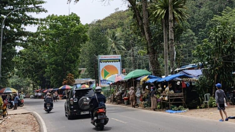 Jalur Wisata Labuan - Carita, terlihat lengang dari kendaraan. Dan kawasan Pantai Carita pun, tampak sepu pengunjung. (MARDIANA/SATELITNEWS.COM)