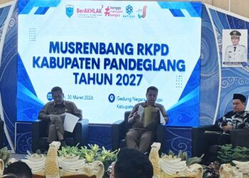 MUSRENBANG - Tiga Narasumber menyampaikan materinya masing - masing, dipandu moderator yaitu Kepala Bappeda Kabupaten Pandeglang Sutoto, di acara Musrenbang Kabupaten Pandeglang TA 2026, di Aula Pendopo Bupati, Senin (30/3/2026). (MARDIANA/SATELIT NEWS)