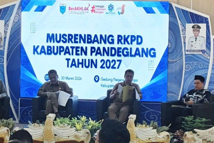 MUSRENBANG - Tiga Narasumber menyampaikan materinya masing - masing, dipandu moderator yaitu Kepala Bappeda Kabupaten Pandeglang Sutoto, di acara Musrenbang Kabupaten Pandeglang TA 2026, di Aula Pendopo Bupati, Senin (30/3/2026). (MARDIANA/SATELIT NEWS)