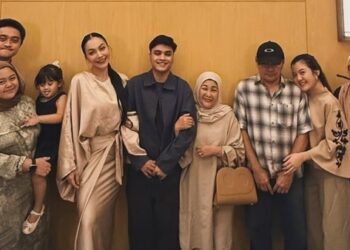 Momen Lebaran Denada Bersama Ressa Rizky Rossano dan Keluarga: Adem nan Damai