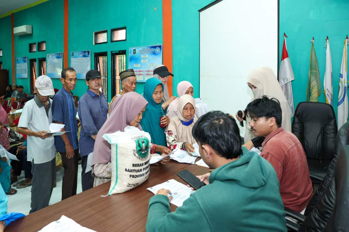 Pemprov Banten Salurkan Bantuan Beras dan Ayam untuk Ribuan Keluarga