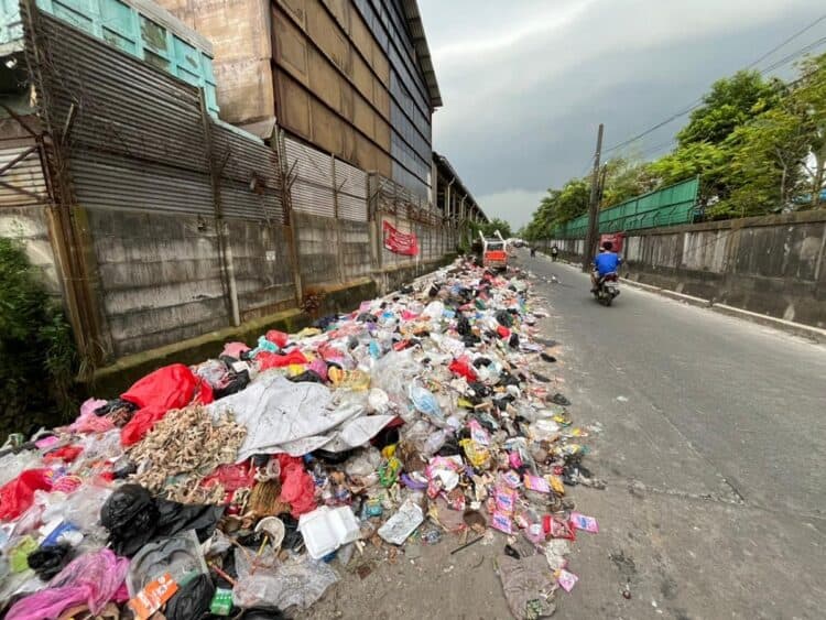 Tumpukan Sampah Menggunung di Wilayah Jatiuwung