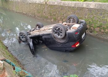 Gegara Ponsel, Minibus Terjun ke Kali Perumahan Puri Bintaro
