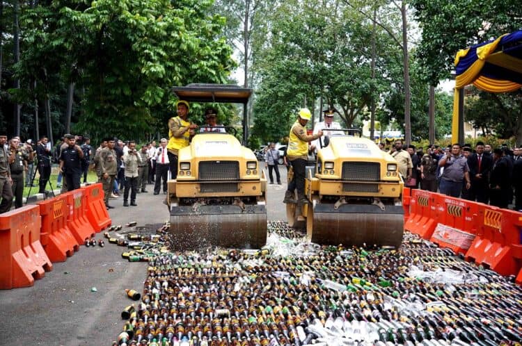 Ribuan Miras dengan Nilai Ekonomis Lebih dari Rp 45 Juta Dimusnahkan di Kota Tangerang
