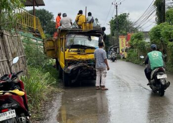 Truk Sampah Tabrak Warung dan Gerobak Bubur di Neglasari, Dua Luka