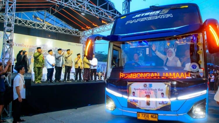 Diiringi Rasa Haru, 393 Jemaah Haji Tangsel Kloter Pertama Diberangkatkan