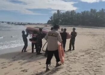 Asyik Berenang, WNA China Hilang Digulung Ombak di Lebak