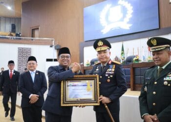 TERIMA PENGHARGAAN - Gubernur Banten Andra Soni, memberikan apresiasi dan penghargaan kepada Kapolda Banten Irjen Pol Hengki, atas keberhasilan pelaksanaan pengamanan arus mudik Lebaran 2026 bertempat di Ruang Rapat Paripurna DPRD Provinsi Banten pada Selasa (31/3/2026). (ISTIMEWA)