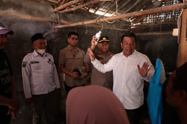 40 Tahun Huni Rumah Tak Layak, Subhan–Tarini Dapat Bantuan Rp35 Juta dari Bupati Tangerang