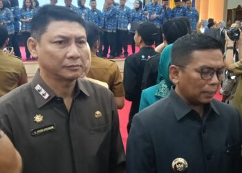 MENYAMPAIKAN KETERANGAN : Gubernur Banten Andra Soni menyampaikan keterangan kepada wartawan. (ADIB FAHRI/SATELITNEWS.COM)