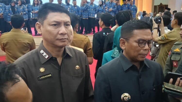 MENYAMPAIKAN KETERANGAN : Gubernur Banten Andra Soni menyampaikan keterangan kepada wartawan. (ADIB FAHRI/SATELITNEWS.COM)