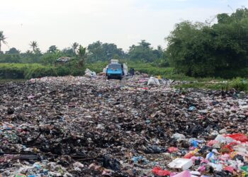 TPS LIAR: Situasi TPS liar di wilayah Desa Pasanggrahan, Kecamatan Solear, terlihat kendaraan losbak berwarna biru sedang membuang sampah di lokasi tersebut, Kamis (2/4/2026). (ALFIAN/SATELIT NEWS)