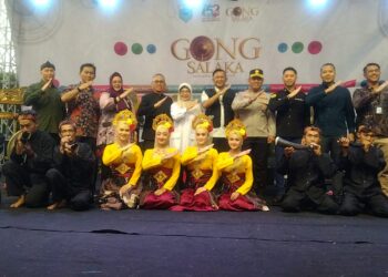 Bupati Pandeglang Raden Dewi Setiani, di acara pembukaan bazar UMKM dan pentas seni budaya asli Pandeglang, dalam rangka memeriahkan HUT Ke-152 Kabupaten Pandeglang. (ISTIMEWA)